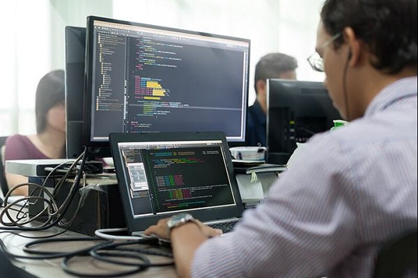 Làm outsource là gì? Có những hình thức outsourcing nào?