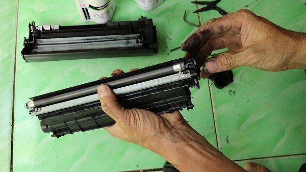 Thường xuyên kiểm tra hộp mực và nạp mực máy in ngay khi hết mực