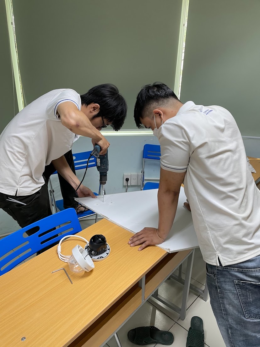 Dịch vụ IT thuê ngoài trọn gói PECO đang lắp đặt camera